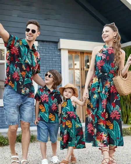 طقم العائلة من زيلينا بتصميم هالترنيك وطبعات زهرية أنيقة 🌸، يجمع بين الأناقة والمرح لجميع أفراد العائلة — لأنه لا شيء أجمل من إطلالة متطابقة تعكس الحب! 💖