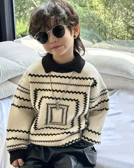 سويتر محبوك للأطفال بنمط هندسي وياقة مطوية – تصميم شتوي أنيق من ZELENA STORE | متوفر