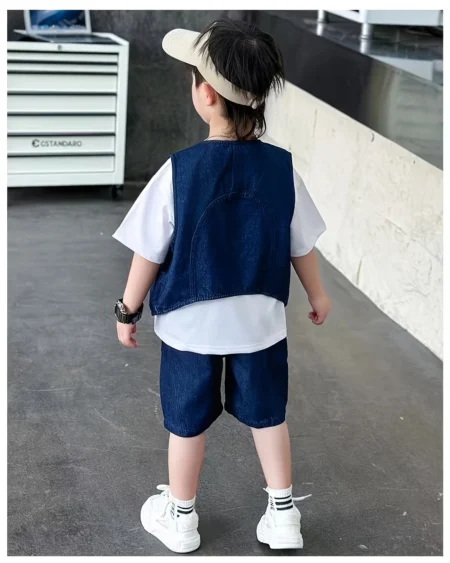 اختاري لصغيرك إطلالة أنيقة ومريحة في آنٍ واحد! مع طقم دنيم كوري أولادي صيفي من زيلينا سيحصل صغيرك على مظهر أنيق وعملي في كل لحظة من الخروجات اليومية إلى الطلعات العائلية والرحلات المدرسية طقم دنيم كوري أولادي صيفي إطلالة مريحة وعصرية مثالية للخروجات اليومية