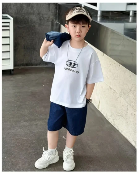 اختاري الأناقة البسيطة – طقم دنيم كوري أولادي بتصميم مريح للرحلات والنشاطات من زيلينا