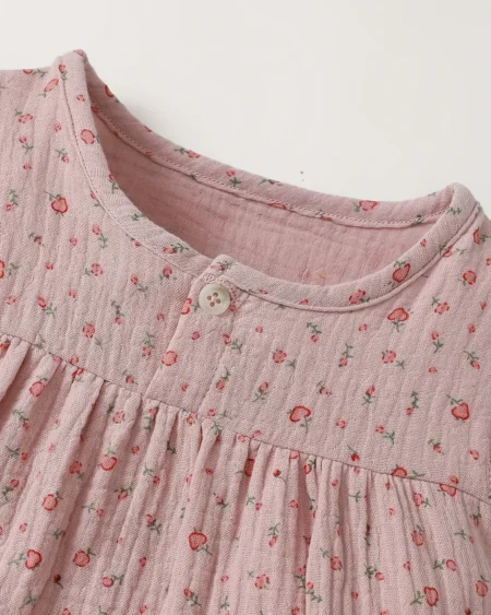 أضيفي لمسة من الانتعاش لخزانة صغيرتكِ مع قميص صيفي زهري للفتيات الصغيرات من زيلينا