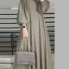عباية كاجوال ماكسي للبنات اكتشفي الأناقة في أبسط صورها مع فستان ماكسي نسائي فضفاض من زيلينا، الخيار المثالي للمرأة العصرية التي تبحث عن الراحة دون التنازل عن اللمسة الأنيقة. يتميّز الفستان بقصّة واسعة بأكمام فانوسية وياقة مستديرة تمنحكِ إطلالة ناعمة وعصرية.