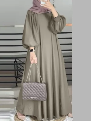 عباية كاجوال ماكسي للبنات اكتشفي الأناقة في أبسط صورها مع فستان ماكسي نسائي فضفاض من زيلينا، الخيار المثالي للمرأة العصرية التي تبحث عن الراحة دون التنازل عن اللمسة الأنيقة. يتميّز الفستان بقصّة واسعة بأكمام فانوسية وياقة مستديرة تمنحكِ إطلالة ناعمة وعصرية.