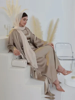 عباية فاخرة من قطعتين عبايات نسائية تصميم عصري بلمسة راقية من أحجار الراين مع حزام خصر أنيق