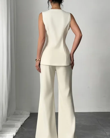 يتكوّن الطقم من توب بدون أكمام بقصة مستقيمة مع بنطال واسع الأرجل يمنحك حرية الحركة وأناقة خفيفة ومنتعشة. الخامة مصنوعة من 100% بوليستر منسوج، خفيفة ومريحة بمرونة طفيفة لراحة إضافية طوال اليوم.