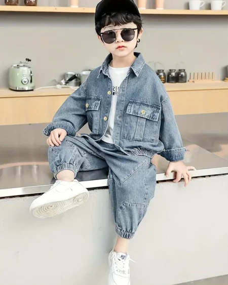 طقم جينز أولادي أنيق من قطعتين – قميص طويل وشورت مثالي للإطلالات اليومية والمشاوير من زيلينا ستور