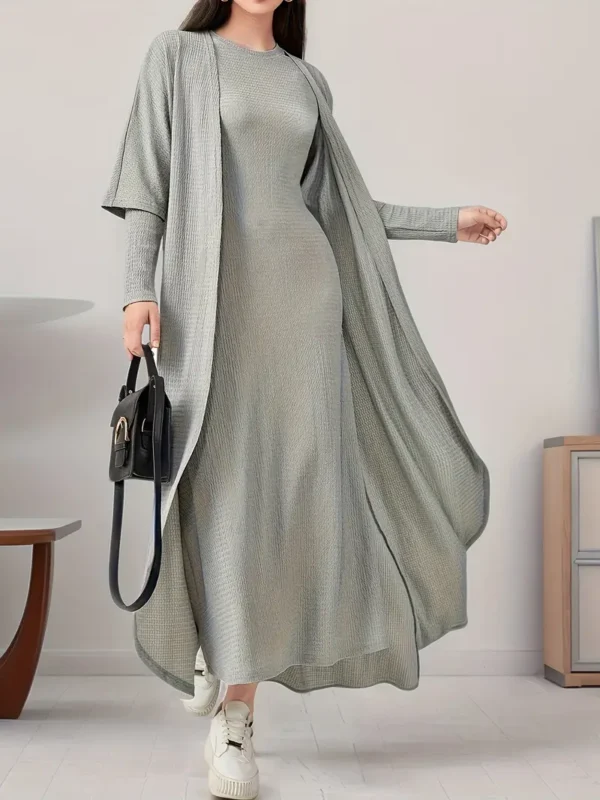 عبايات نسائية بتصميم عصري الطقم يتكون من فستان بلون سادة بأكمام طويلة وياقة دائرية، يرافقه رداء خارجي أنيق يمنحك لمسة إضافية من الاحتشام والأناقة