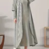 عباية خروج من قطعتين أضيفي لمسة من الرقي والأصالة لإطلالتك اليومية مع الطقم النسائي الأنيق من قطعتين من زيلينا تصميم يجمع بين البساطة الشرقية والراحة العصرية، مثالي لكل فصول السنة