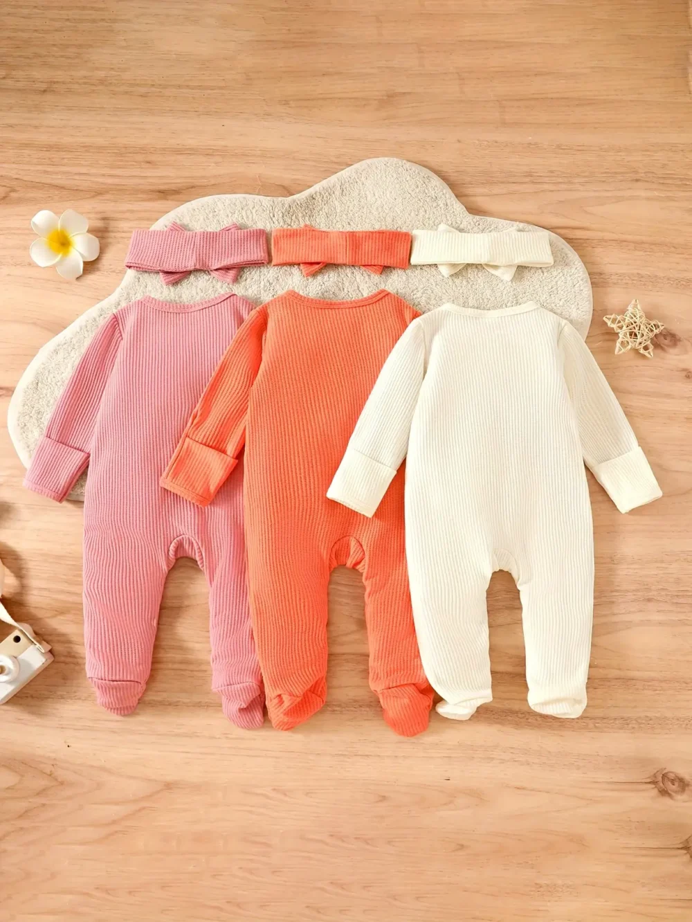 ملابس بيبي بنات أناقة ناعمة وخامة مريحة تبدأ من أول لحظة! 4 طقم بناتي 3 قطع للرضيع امنحي صغيرتكِ لمسة من الحنان والرقي مع طقم بناتي 3 قطع للرضع من زيلينا 💗 تصميم أنثوي ناعم يجمع بين الراحة والأناقة ليُرافق أميرتكِ منذ الأيام الأولى حتى عمر السنة، مع تفاصيل مدروسة لتناسب كل موسم الشتاء، الصيف، أو الربيع