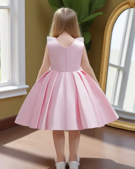 دلّلي صغيرتكِ بإطلالة ناعمة تُشبه الأميرات مع فستان صيفي بدون أكمام بتفاصيل زهور ثلاثية الأبعاد ولمسات لؤلؤية ساحرة 💖. تصميم فريد بلونين أنيقين، وقصة على شكل حرف A مع تنورة واسعة بطول الركبة، تمنحها إحساسًا بالراحة والحرية في كل حركة – مثالي للأعراس، الحفلات، والمناسبات الخاصة... وحتى الإطلالات اليومية من زيلينا ستور