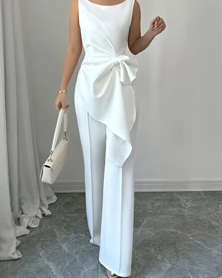 طقم نسائي أبيض أنيق – بلوزة بدون أكتاف وبنطلون واسع يعكس ذوقك العصري بإطلالة مريحة ومنعشة لفصل الربيع أو الصيف