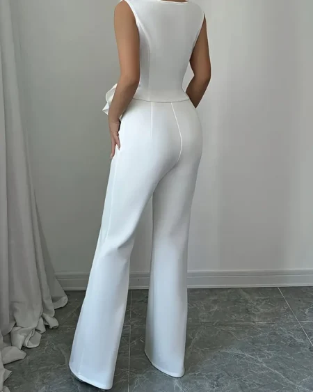 أضيفي لمسة من البساطة الراقية مع طقم نسائي أبيض أنيق – بلوزة بدون أكتاف وبنطلون واسع بتصميم خفيف وعصري لصيف مفعم بالأناقة