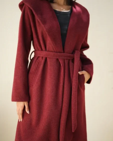 جاكيت بالطو طويل لون نبيتي جوخ مشعر بمقاسات كبيرة.