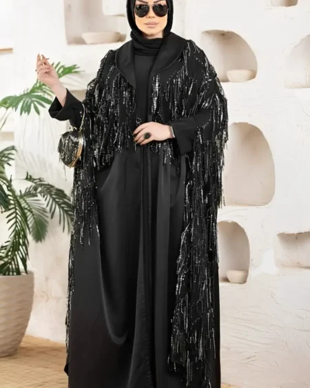 تنسيق عباية سواريه سوداء للمحجبات مع حقيبة يد ونظارة شمسية