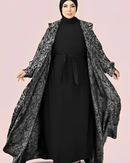 إطلالة أنثوية بعباية كلوش من قماش الجاكار الراقي