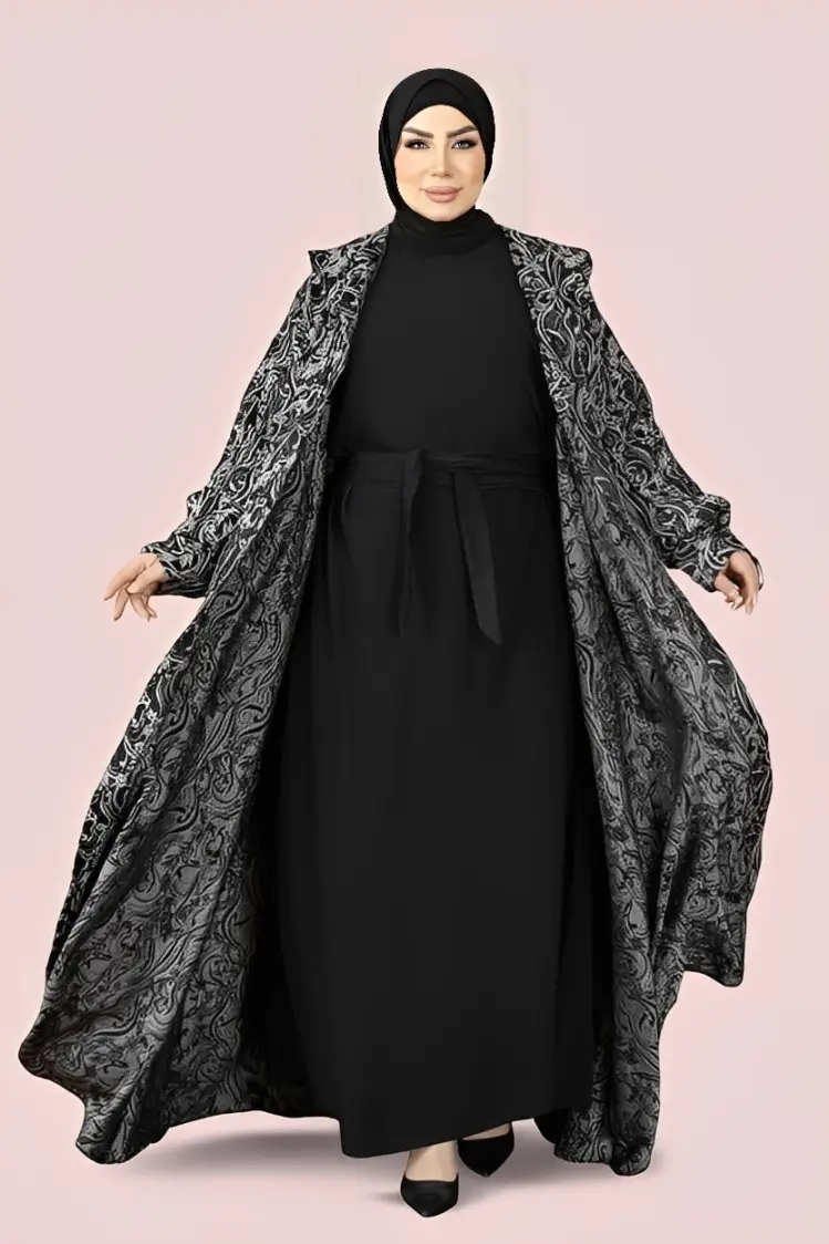 أحدث موديلات عبايات سوداء خروج للمحجبات طقم جاكار كلوش ملكي 3 إطلالة أنثوية بعباية كلوش من قماش الجاكار الراقي