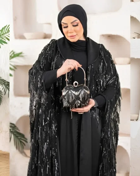 زووم على تطريز الشراشيب والخرز اليدوي على عباية ساتان