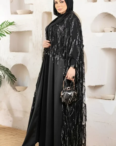 عباية سوداء للمناسبات مع حركة الشراشيب اللامعة والخرز