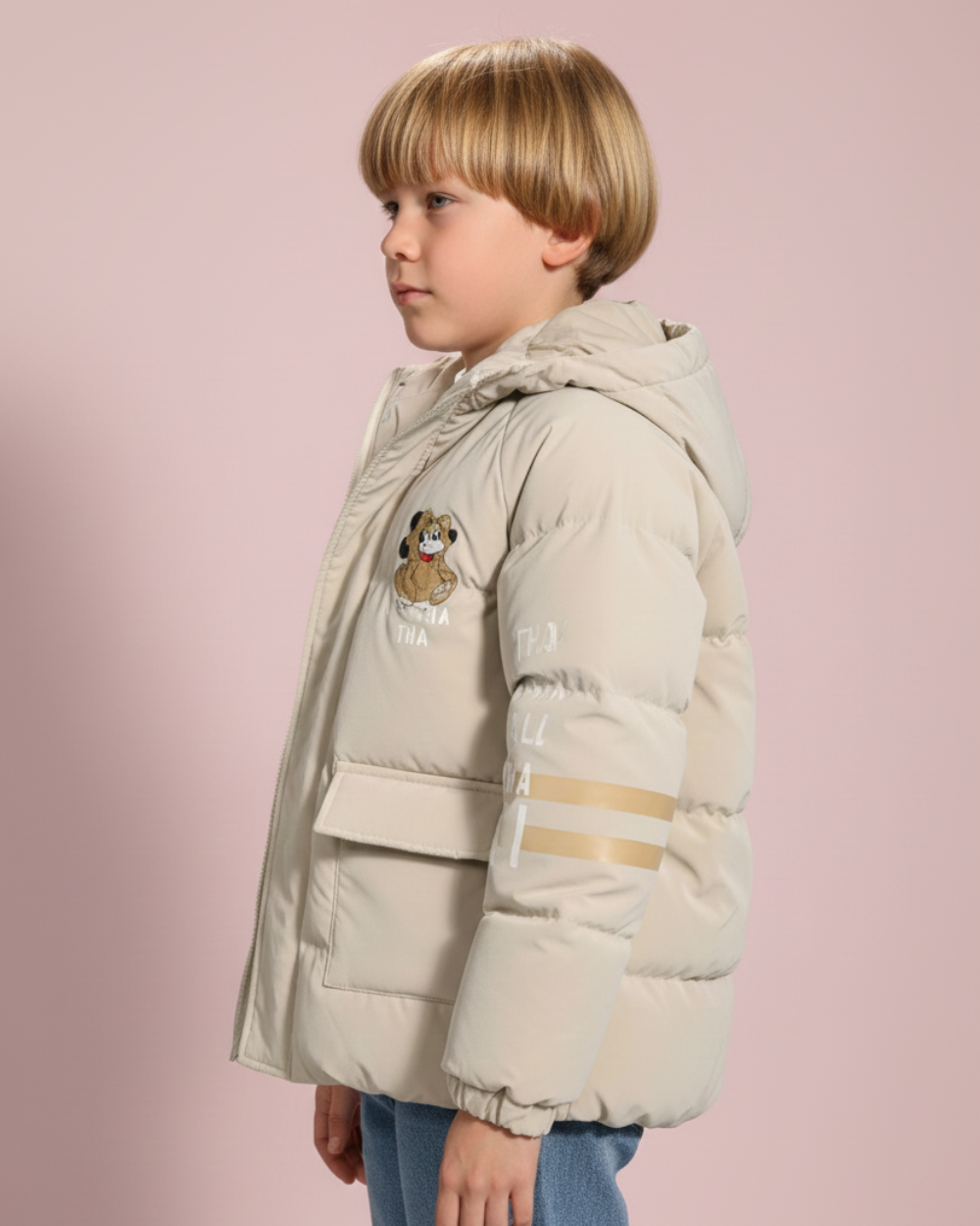 طفل يرتدي جاكيت ووتر بروف في المطر