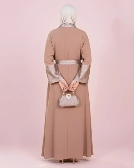 طقم عباية كريب كافية مزينة بالجاكار المستورد بلون الشامبين.