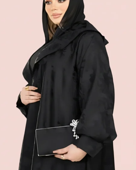 عباية سوداء فخمة بتفاصيل ستيل فضي وحقيبة يد جاكار للمناسبات