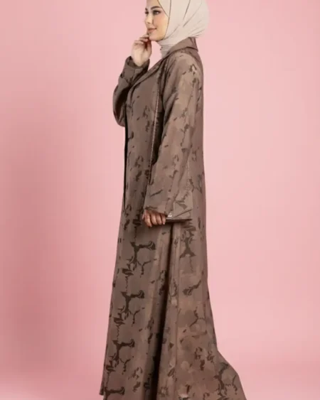 تصميم عباية بليزر مفتوحة تظهر الفستان الداخلي البني وتنسيق الحزام.