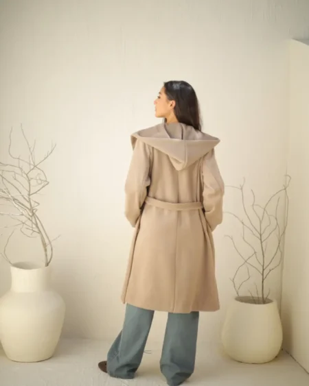 الطو البيج نسائي شتوي بـ "زنط" من قماش الجوخ الفاخر.