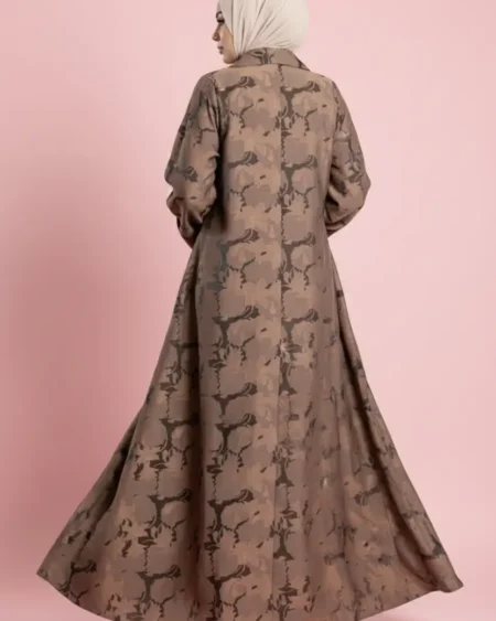 تصميم عباية بليزر مفتوحة تظهر الفستان الداخلي البني وتنسيق الحزام.