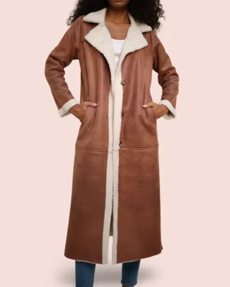 تفاصيل الجيوب العملية في كوت الجلد المبطن فرو قطيفة