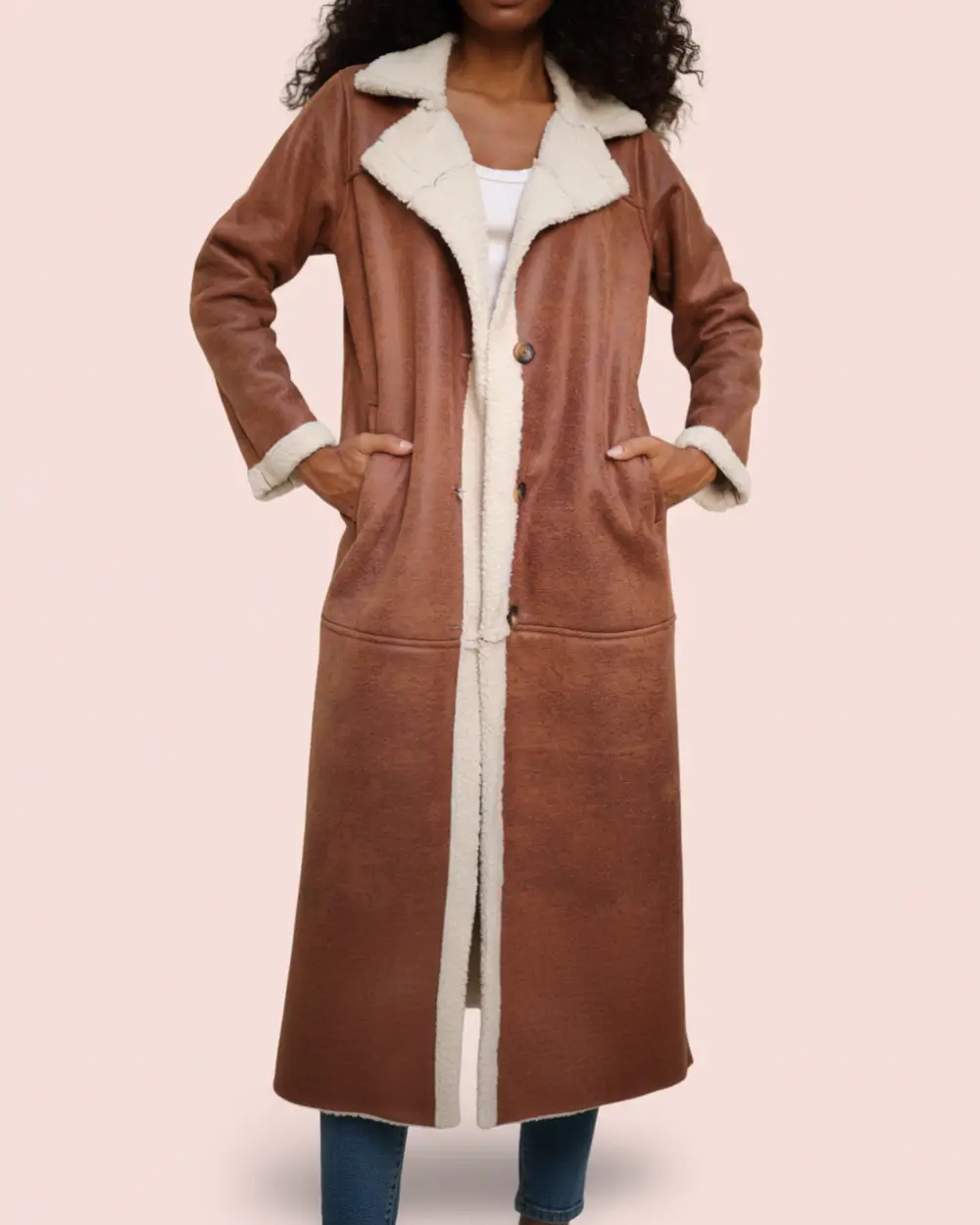 تفاصيل الجيوب العملية في كوت الجلد المبطن فرو قطيفة