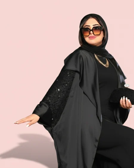 تفاصيل تطريز يدوي سواريه لامع على كم عباية ستان