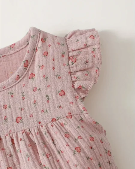 أضيفي لمسة من الانتعاش لخزانة صغيرتكِ مع قميص صيفي زهري للفتيات الصغيرات من زيلينا