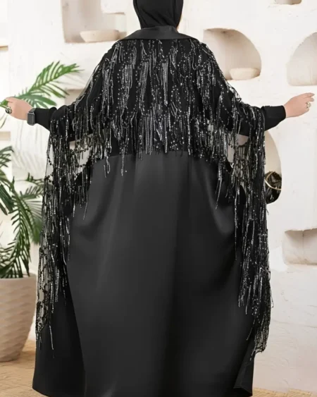 عباية سوداء للمناسبات مع حركة الشراشيب اللامعة والخرز