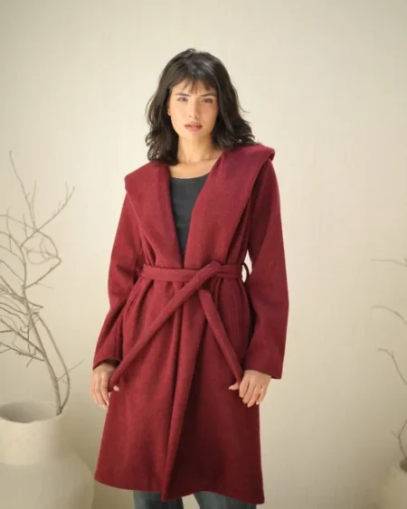 بالطو شتوي لون نبيتي بخامة الجوخ الراقية مع غطاء رأس.