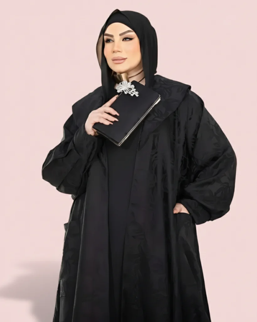 أجمل تنسيقات ملابس شتوية للمحجبات أناقة دافئة تناسب كلّ ذوق 6 عباية جاكار سوداء مستوردة مع شنطة متطابقة