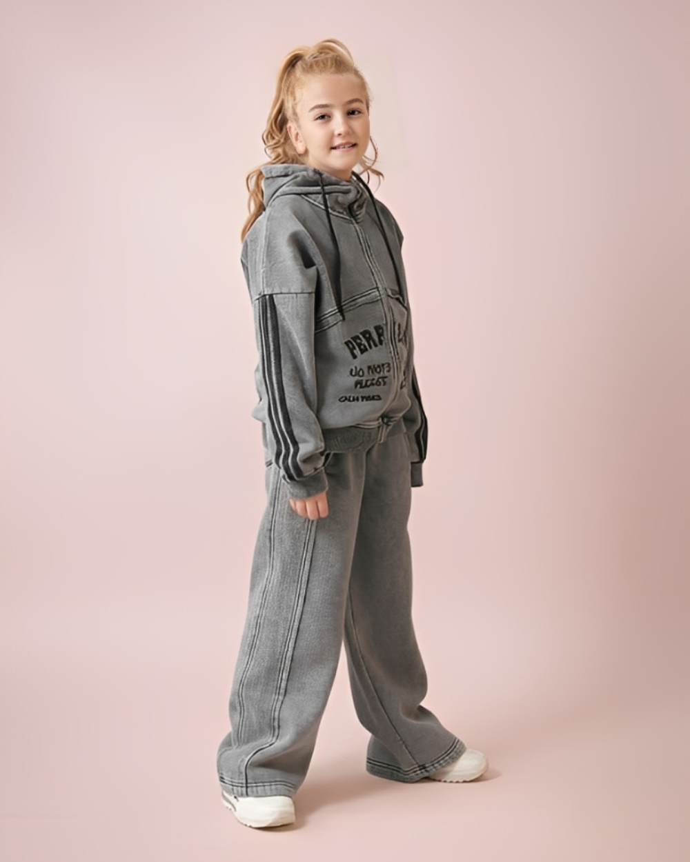 طفلة ترتدي طقم ترنج شتوي قطن