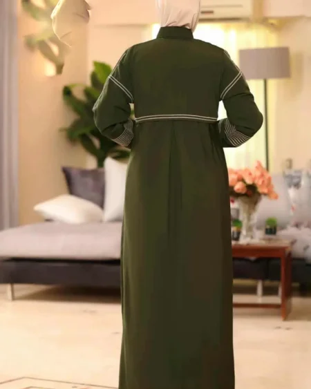 واجهة خلفية لدريس خريفي من زيلينا يظهر التصميم الواسع والخامة الخفيفة للمزيد من الراحة