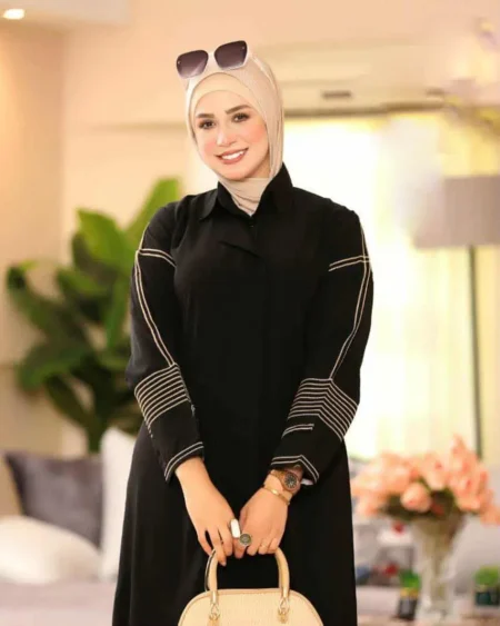 تألقي هذا الخريف مع دريس خريفي من زيلينا بخامة كريب ناعمة وخفيف على الجسم، تصميم محتشم وعصري يناسب كل الإطلالات اليومية والمناسبات الخفيفة.