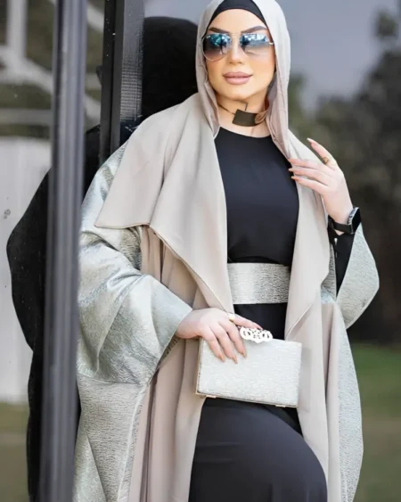 تفاصيل عباية خروج للمحجبات بيج عصرية مع شنطة إستانلس ونظارة شمسية