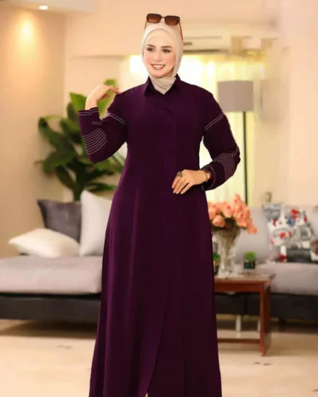 استمتعي بإطلالة خريفية ساحرة مع دريس كاردى خريفي من زيلينا، مصنوع من خامة كريب ناعمة وخفيفة على الجسم، يمنحك شعورًا بالراحة والأناقة في كل لحظة. تصميم محتشم مع لمسة عصرية، وتفاصيل رقيقة على الأكمام تضيف رونقًا خاصًا لمظهرك، مثالي للإطلالات اليومية والمناسبات البسيطة.