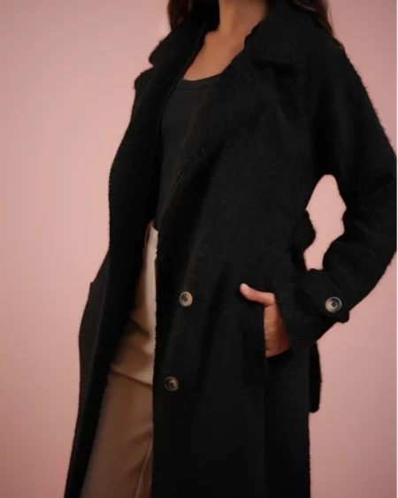 كوت صوف نسائي طويل بلون أسود فاخر من متجر زيلينا.