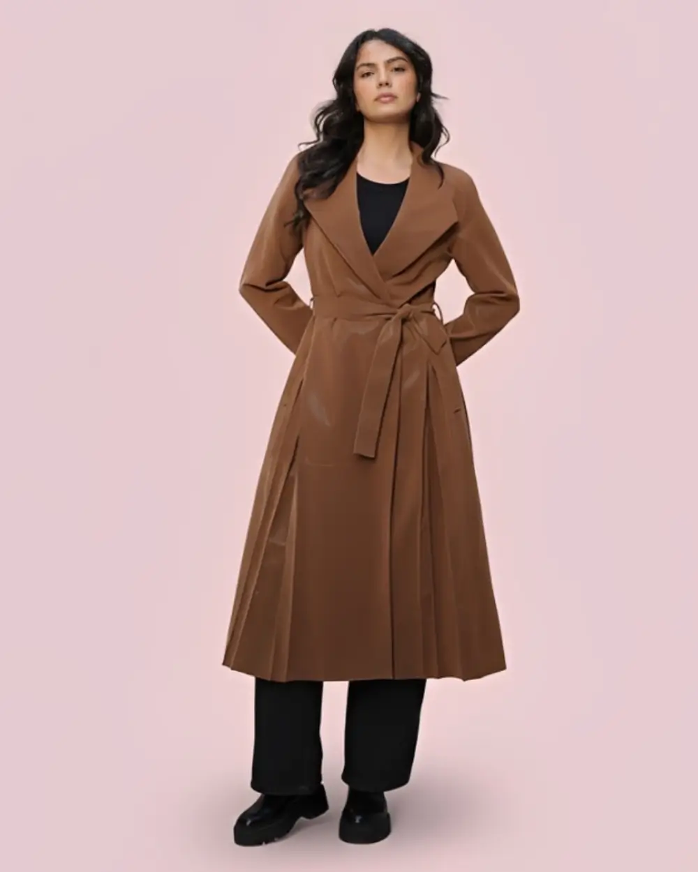 أرقى معطف جلد بفتحات جانِبية فاخرة وألوان ساحرة بانتظاركِ👑 1 أرقى معطف جِلد نسائي طويل باللون البني الغامق من متجر زيلينا.