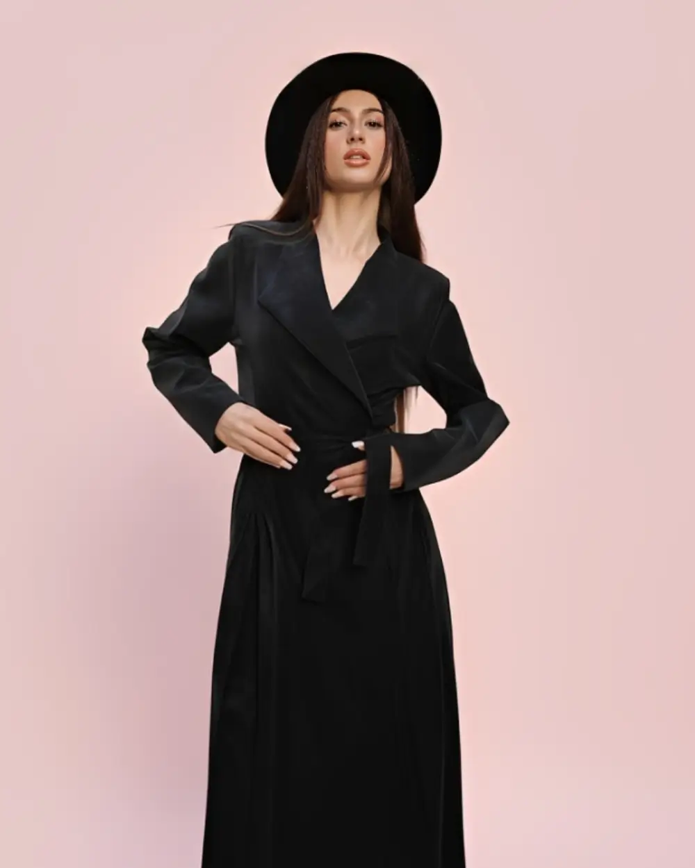 أرقى معطف جلد بفتحات جانِبية فاخرة وألوان ساحرة بانتظاركِ👑 5 جاكيت جلد أسود طويل بفتحات جانبية لإطلالة شتوية فخمة