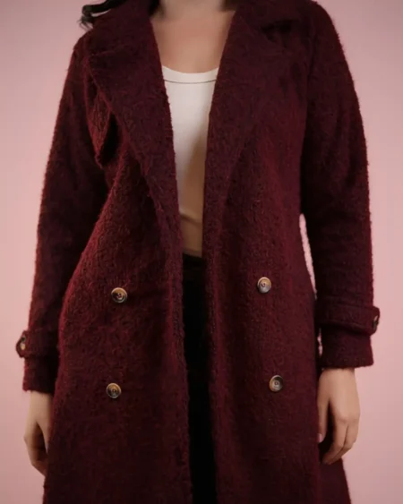 تفاصيل نسيج الصوف الناعم لكوت شتاء نسائي راقي.