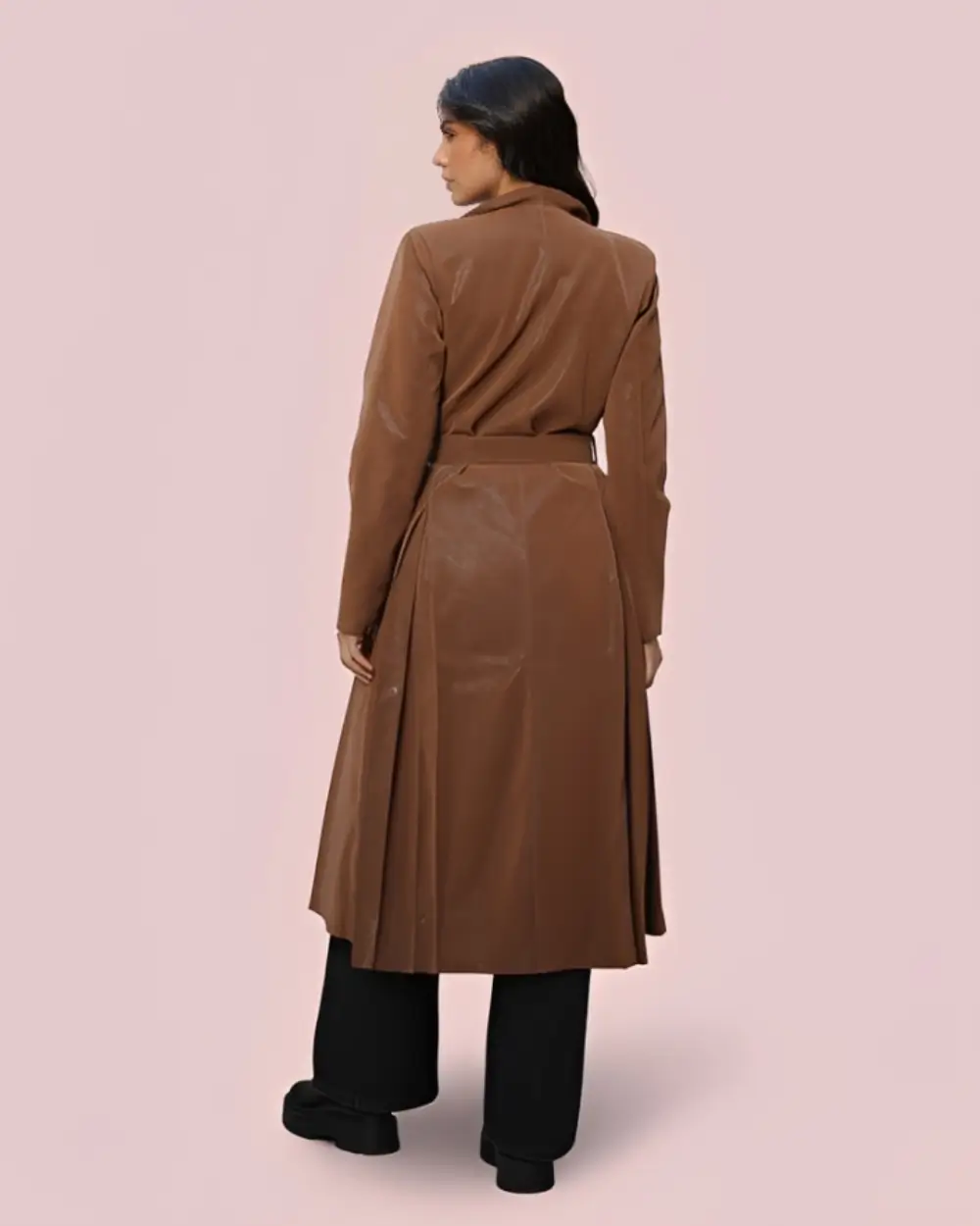 أرقى معطف جلد بفتحات جانِبية فاخرة وألوان ساحرة بانتظاركِ👑 7 معطف جلد بني فاتح موديل من متجر زيلينا