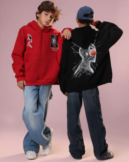 طفل يرتدي سويت شيرت مريح أثناء اللعب