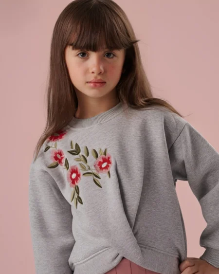 طفلة ترتدي طقم شتوي