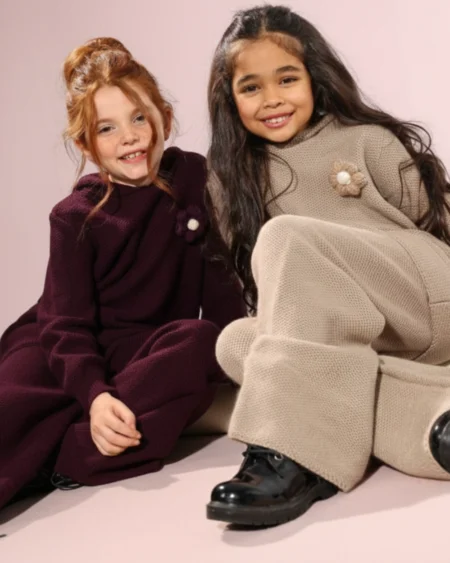 طقم تريكو بناتي لون بيج واسع مريح.