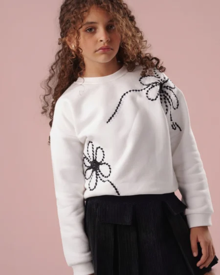 طقم خروج شتوي بناتي على الموديل.