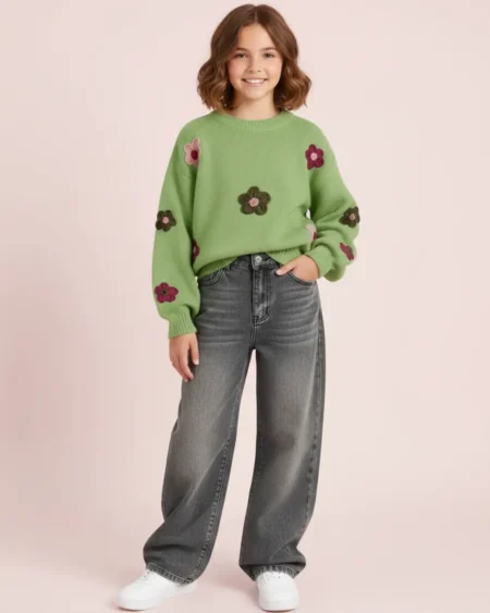 ملابس العيد للبنات سن محير تفاصيل تطريز على كنزة صوفية